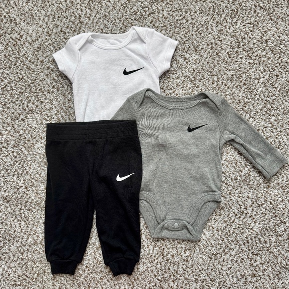 Nike Baby 3 Piece Set Onesie Joggers - Picture 1 of 3